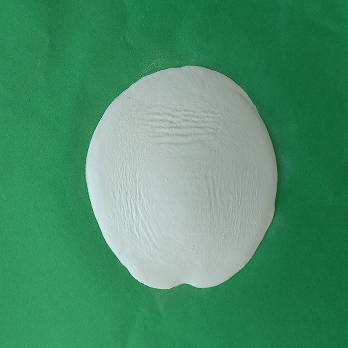 Niet-ontvlambaar aluminiumfluoride met een molermassa van 83,98 g/mol 232-140-9