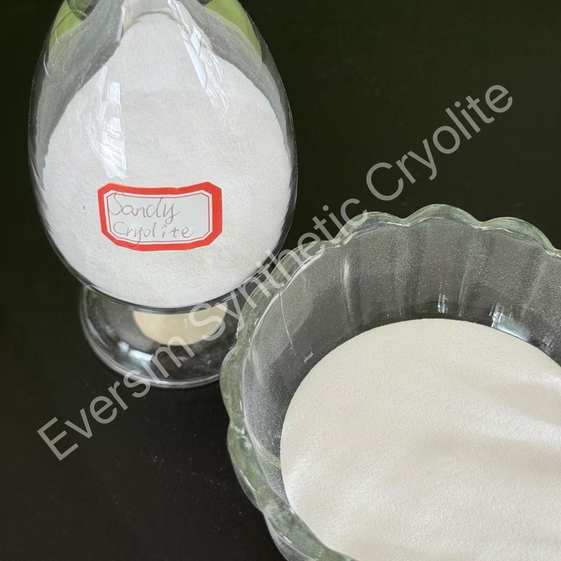 Chemisch product van topkwaliteit CAS13775-53-6 Wit zanderig synthetisch cryoliet voor de elektrolytische aluminiumindustrie