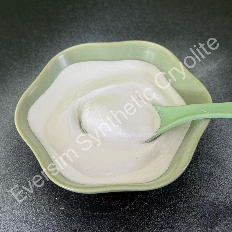 Chemisch product van topkwaliteit CAS13775-53-6 Wit zanderig synthetisch cryoliet voor de elektrolytische aluminiumindustrie