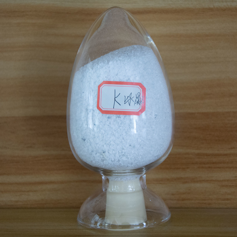 Chemisch product Wit poeder Kaliumcrioliet gebruikt als braasingsflux voor koper