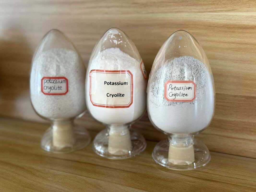 Wit/grijs Kaliumfluoride Cryoliet smeltpunt 560-580 °C industriële chemische stof voor verschillende productietoepassingen